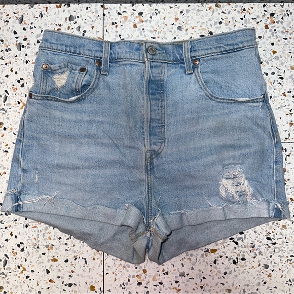 Levi’s Ribcage Shorts - Picture 2 of 4